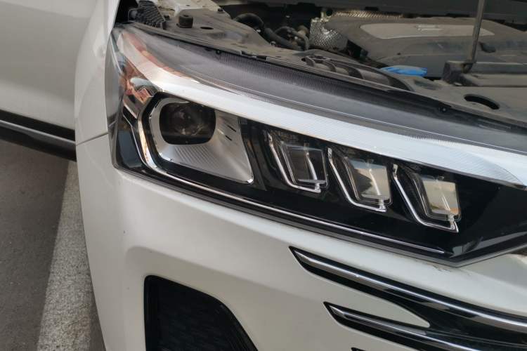 Used Bestune T77 2023 1.5T Automatic Luxury Model Right Front Headlight