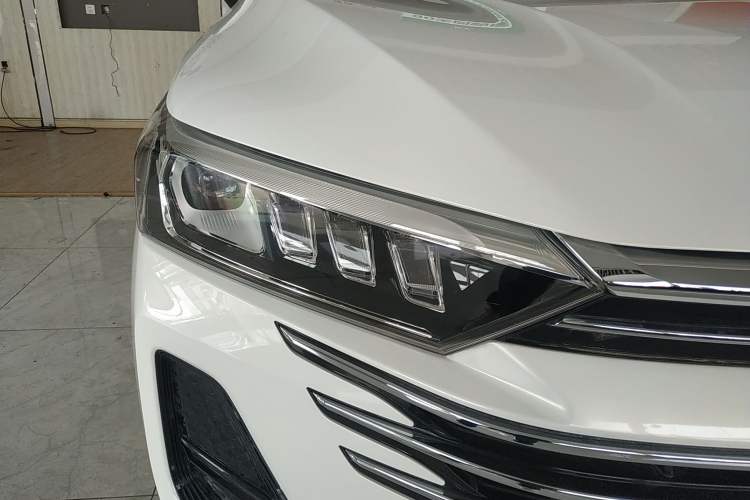 Used Bestune T77 2023 1.5T Automatic Luxury Model Right Front Headlight