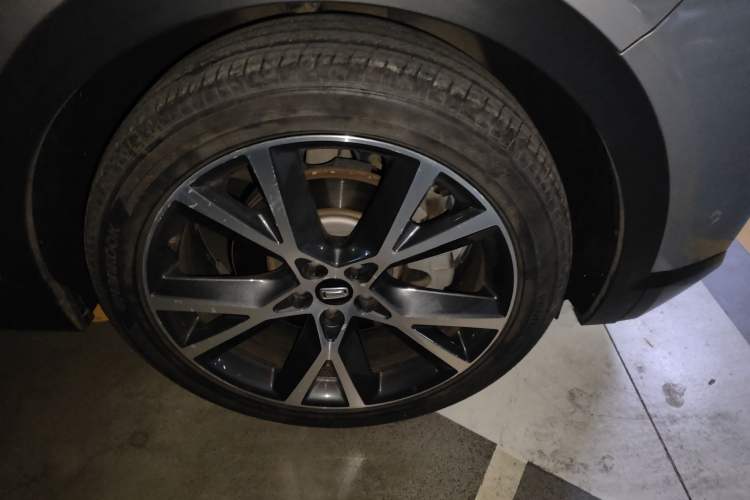 Used Bestune T99 2020 20TD Automatic Flagship Model Right Front Wheel Hub