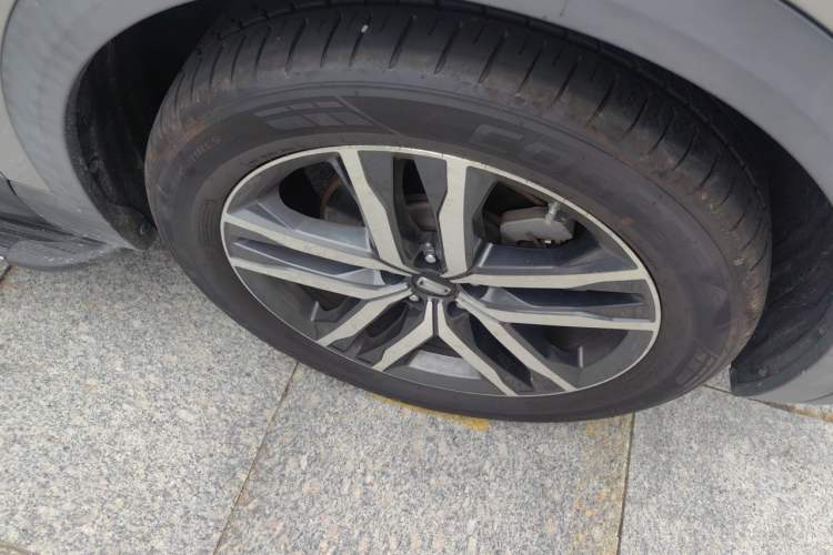 Used Bestune T99 2020 20TD Automatic Premium Edition Right Front Wheel Hub
