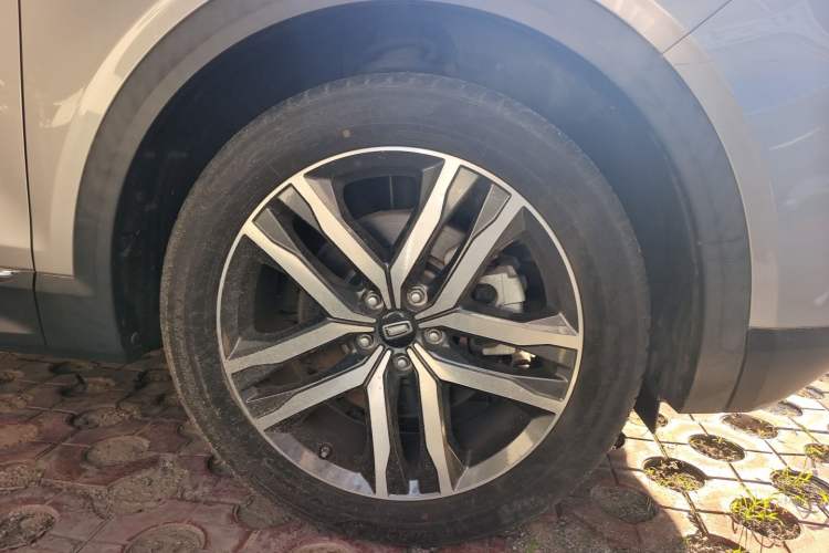 Used Bestune T99 2020 20TD Automatic Sport Premium Edition Right Front Wheel Hub