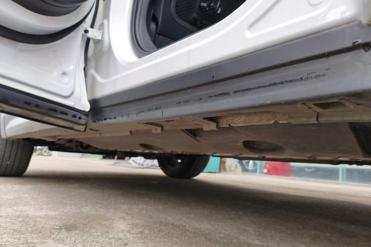 Used Bestune T99 2020 20TD Automatic Premium Edition Left Side Sill