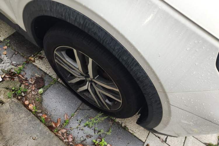Used Bestune T99 2020 20TD Automatic Premium Edition Right Front Wheel Hub