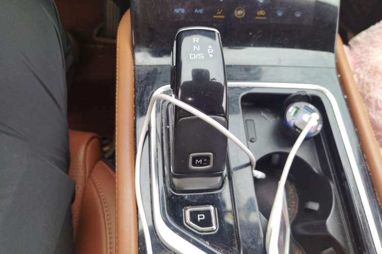 Used Bestune T99 2022 20TD Automatic Prestige Special Edition Gear Lever