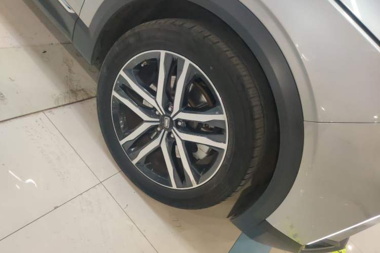 Used Bestune T99 2022 20TD Automatic Prestige Edition Right Front Wheel Hub