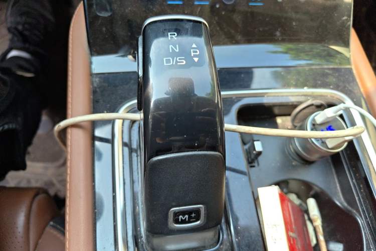Used Bestune T99 2023 2.0T Automatic Premium (6AT) Gear Lever