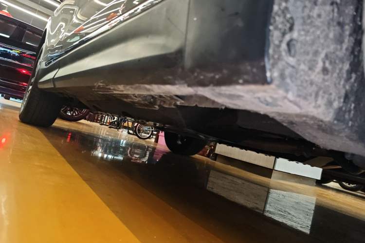 Used Bestune T99 2023 2.0T Automatic Prestige Edition (8AT) Right Side Sill