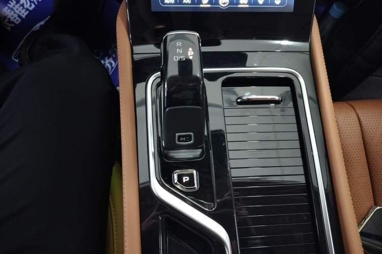 Used Bestune T99 2023 2.0T Automatic Premium (6AT) Gear Lever