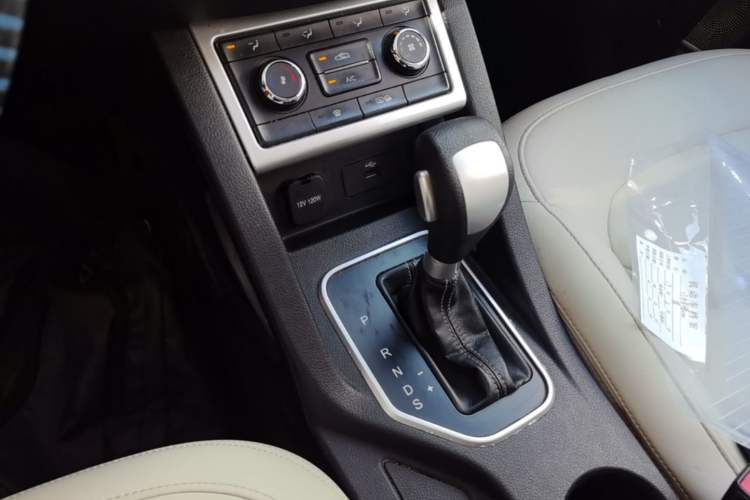 Used Bestune X40 2017 1.6L Automatic Prestige Edition Gear Lever