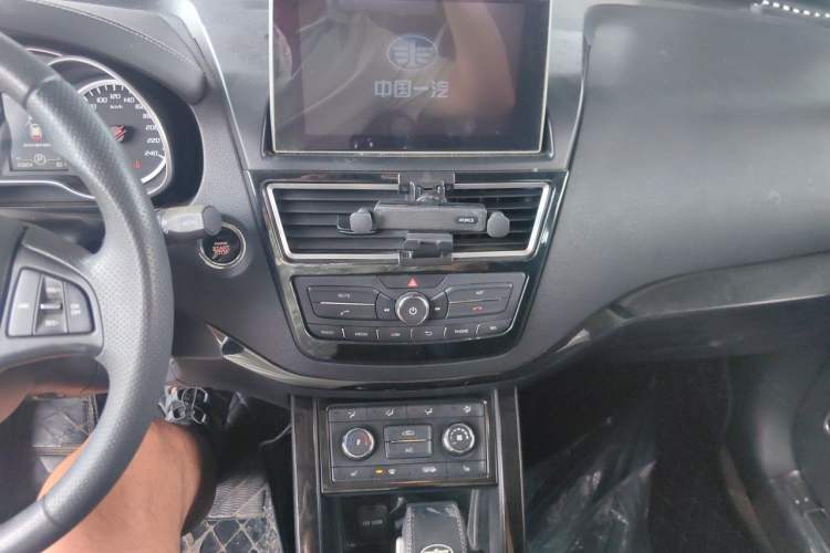 Used Bestune X40 2017 1.6L Automatic Prestige Edition Audio And AC Panel
