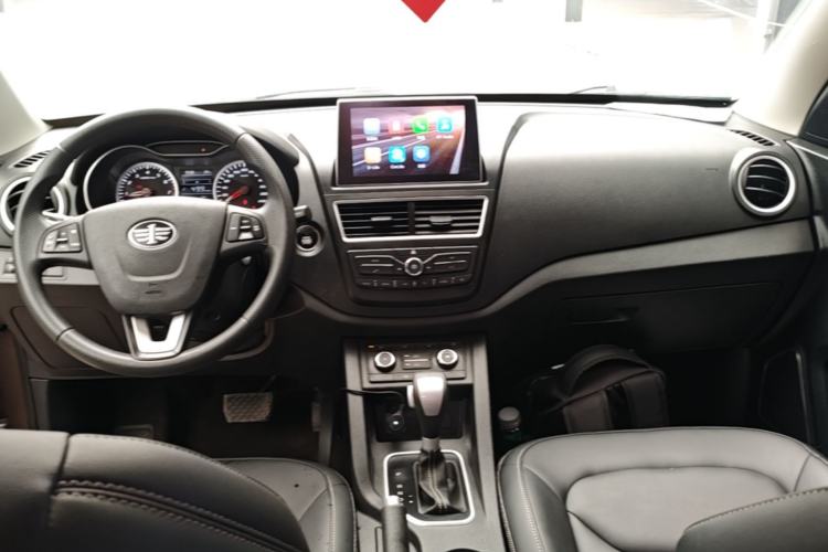 Used Bestune X40 2017 1.6L Automatic Prestige Edition Center Console