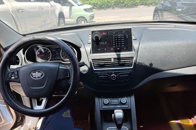 Used Bestune X40 2017 1.6L Automatic Luxury Model Center Console