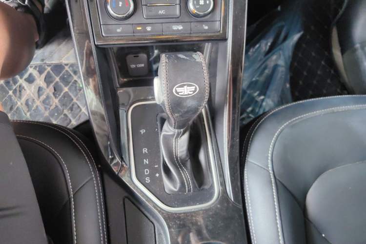 Used Bestune X40 2017 1.6L Automatic Prestige Edition Gear Lever