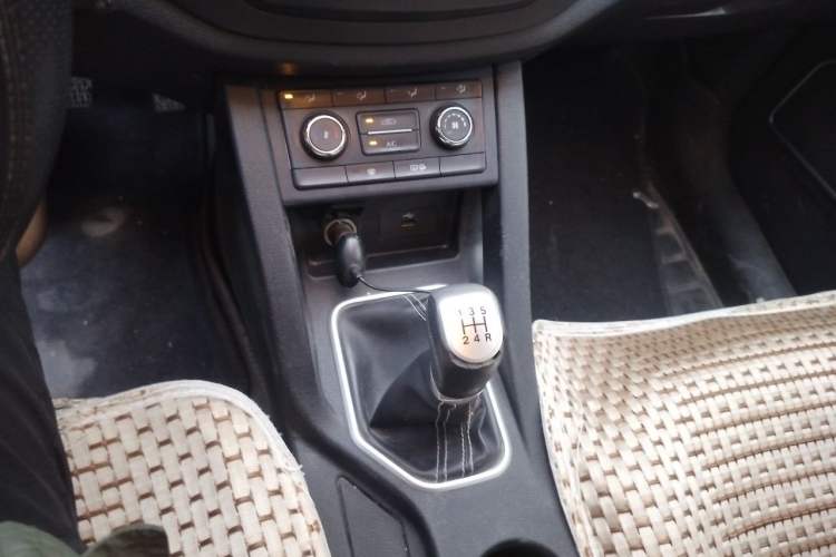Used Bestune X40 2017 1.6L Manual Prestige Edition Gear Lever
