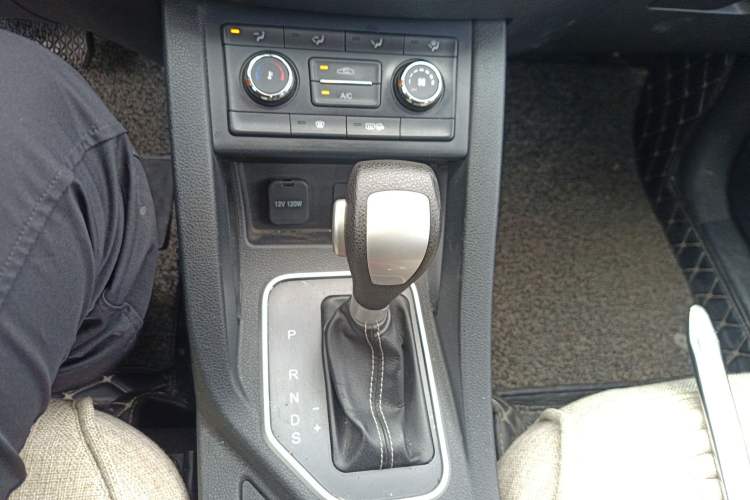 Used Bestune X40 2017 1.6L Automatic Prestige Edition Gear Lever