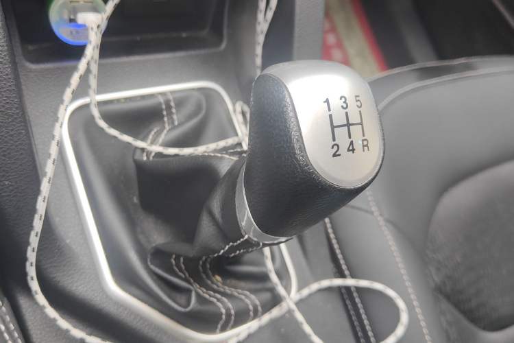 Used Bestune X40 2017 1.6L manual Comfort trim level Gear Lever