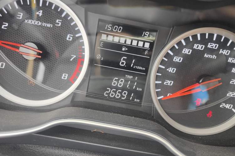 Used Bestune X40 2017 1.6L manual Comfort trim level Odometer Close Up