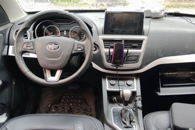 Used Bestune X40 2017 1.6L Automatic Prestige Edition Center Console