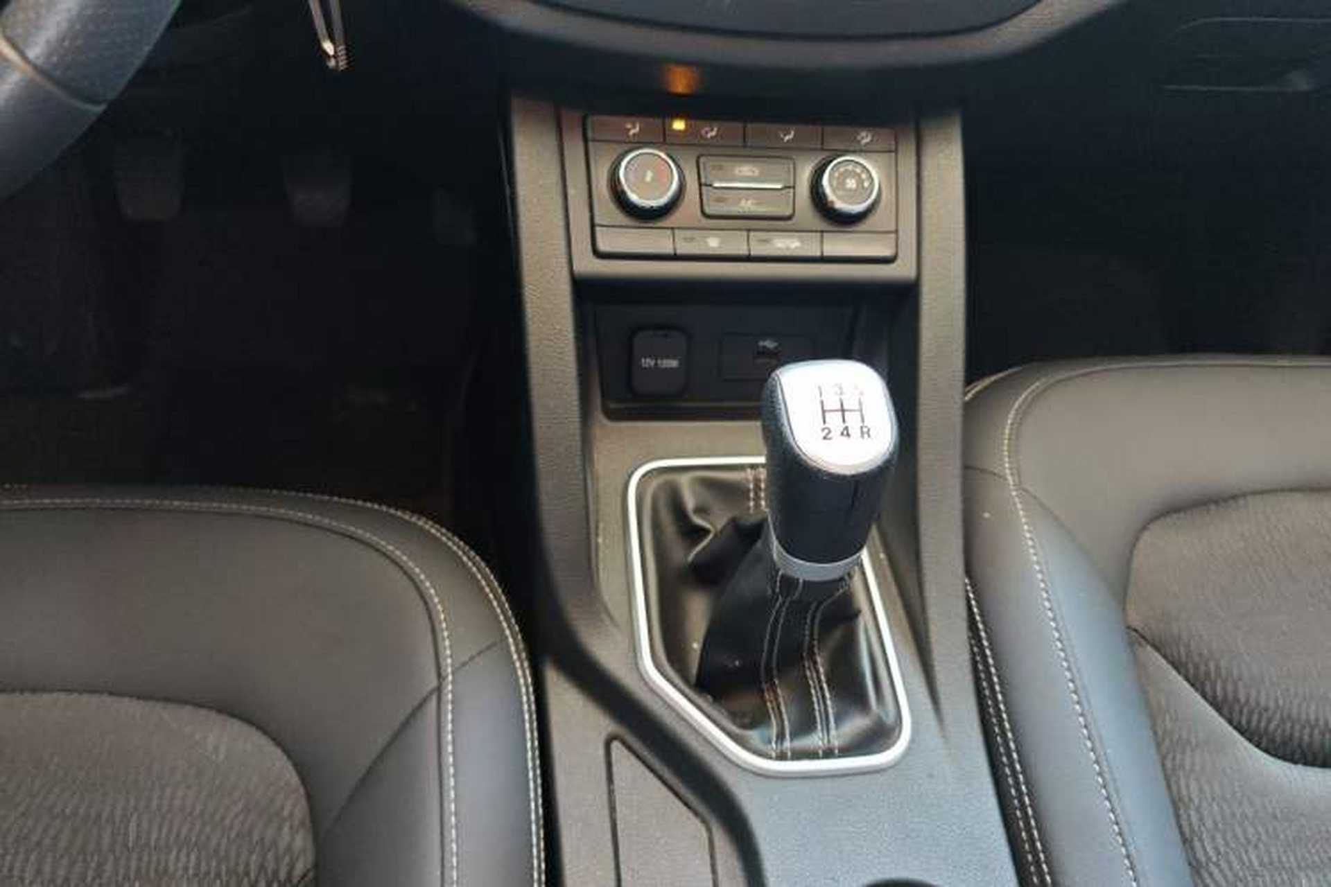 Used Bestune X40 2017 1.6L manual Comfort trim level Gear Lever
