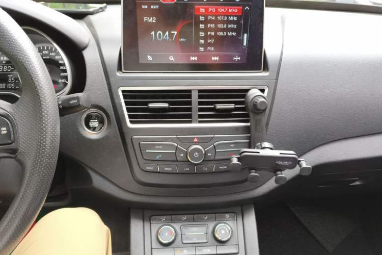Used Bestune X40 2017 1.6L Automatic Prestige Edition Audio And AC Panel