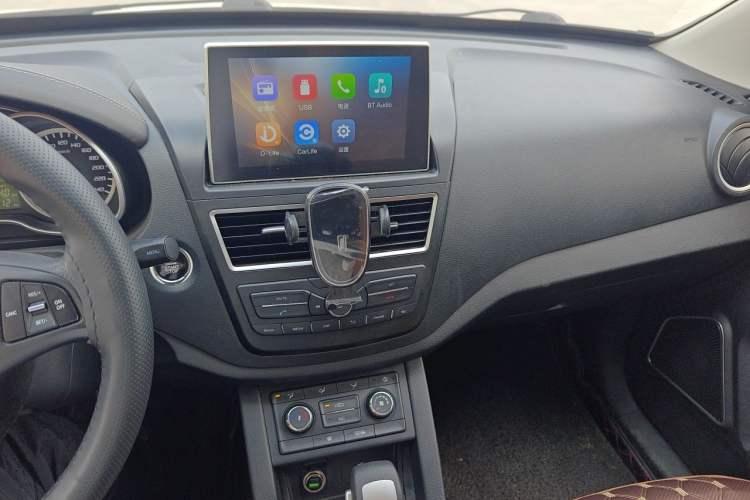 Used Bestune X40 2017 1.6L Automatic Prestige Edition Audio And AC Panel