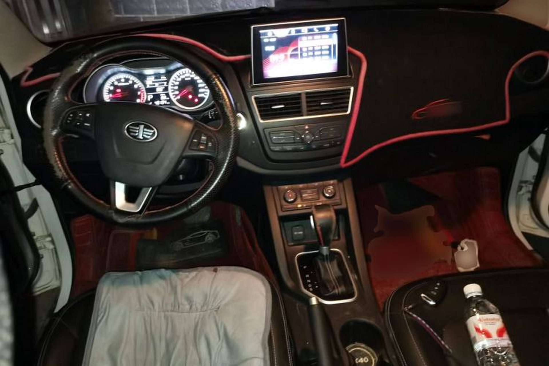 Used Bestune X40 2017 1.6L Automatic Prestige Edition Center Console