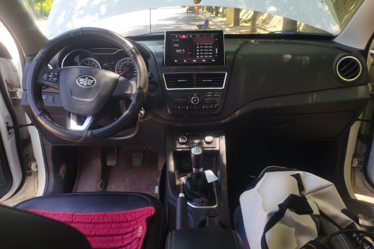 Used Bestune X40 2017 1.6L Manual Luxury Edition Center Console