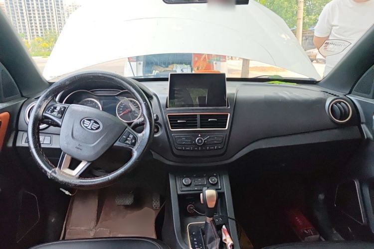 Used Bestune X40 2017 1.6L Automatic Prestige Edition Center Console