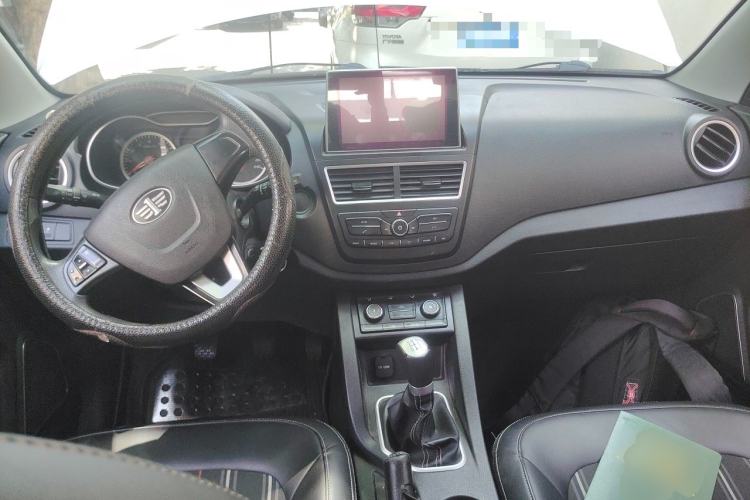 Used Bestune X40 2017 1.6L Manual Luxury Edition Center Console