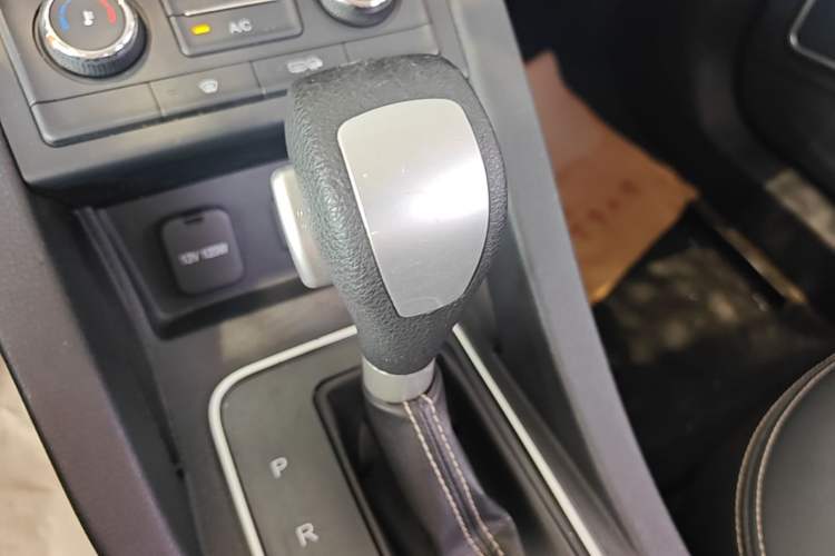 Used Bestune X40 2017 1.6L Automatic Prestige Edition Gear Lever