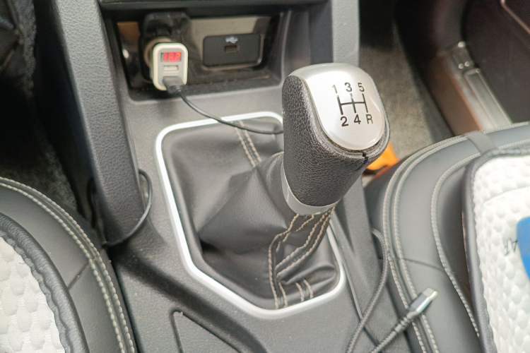 Used Bestune X40 2017 1.6L manual Comfort trim level Gear Lever