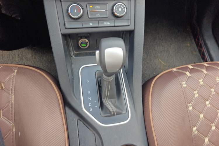 Used Bestune X40 2017 1.6L Automatic Prestige Edition Gear Lever