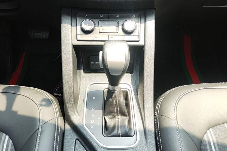 Used Bestune X40 2017 1.6L Automatic Luxury Model Gear Lever