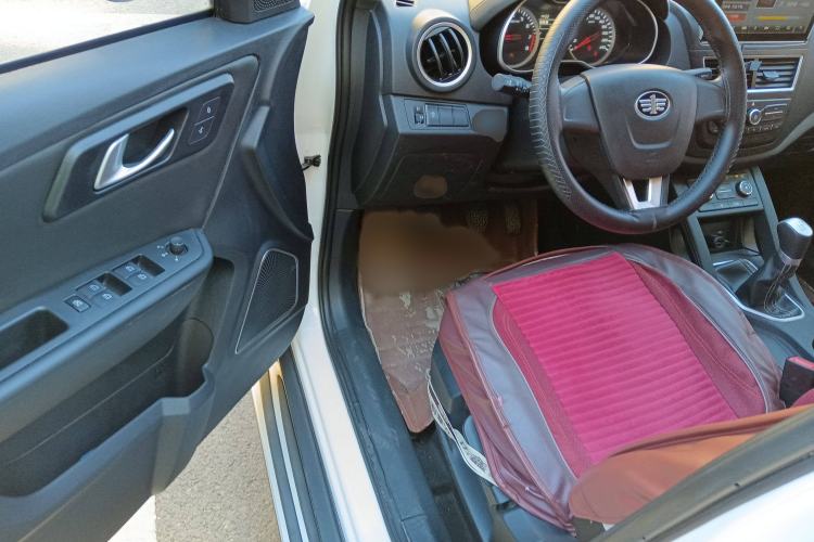 Used Bestune X40 2017 1.6L manual transmission technology version Interior 3