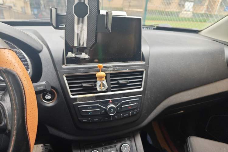 Used Bestune X40 2018 Internet Celebrity Edition 1.6L Automatic Connected Smart Cool Type Audio And AC Panel