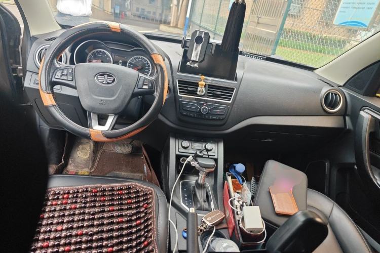 Used Bestune X40 2018 Internet Celebrity Edition 1.6L Automatic Connected Smart Cool Type Center Console