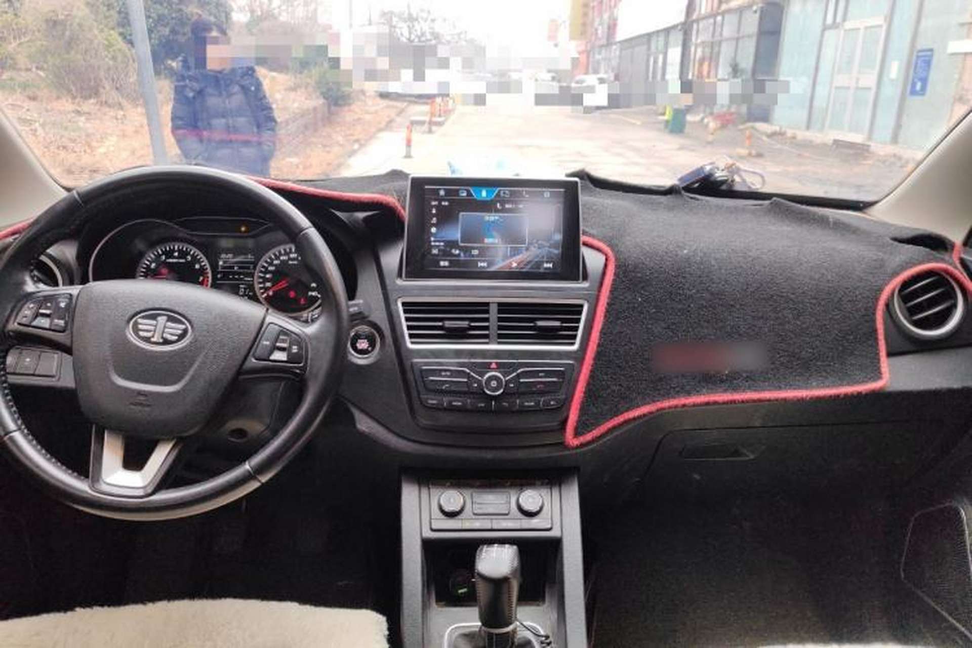 Used Bestune X40 2018 Internet Celebrity Edition 1.6L Manual Luxury Version Center Console