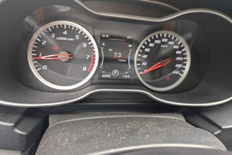 Used Bestune X40 2018 Internet Celebrity Edition 1.6L Automatic Connected Smart Cool Type Odometer Close Up