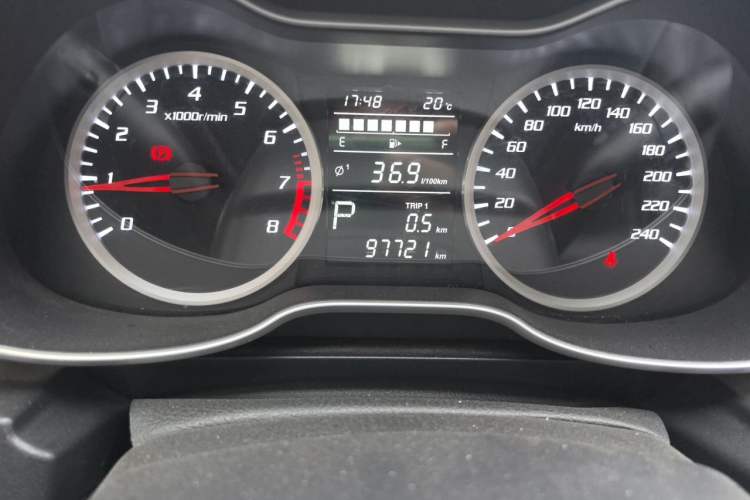 Used Bestune X40 2018 Internet Celebrity Edition 1.6L Automatic Luxury Version Odometer Close Up