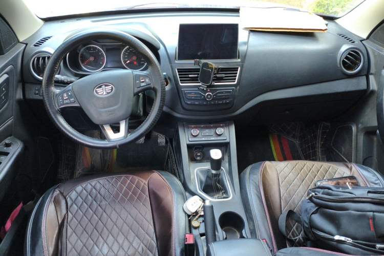 Used Bestune X40 2018 Internet Celebrity Edition 1.6L Manual Luxury Version Center Console
