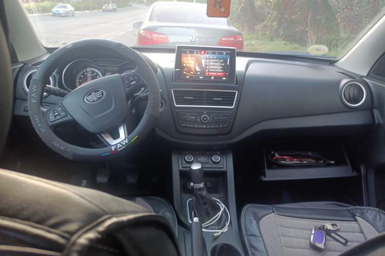 Used Bestune X40 2018 Internet Celebrity Edition 1.6L Manual Luxury Version Center Console