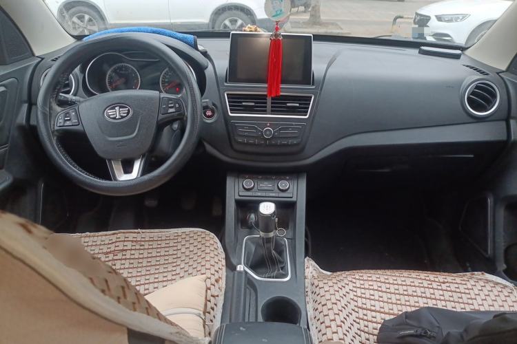 Used Bestune X40 2018 Internet Celebrity Edition 1.6L Manual Luxury Version Center Console