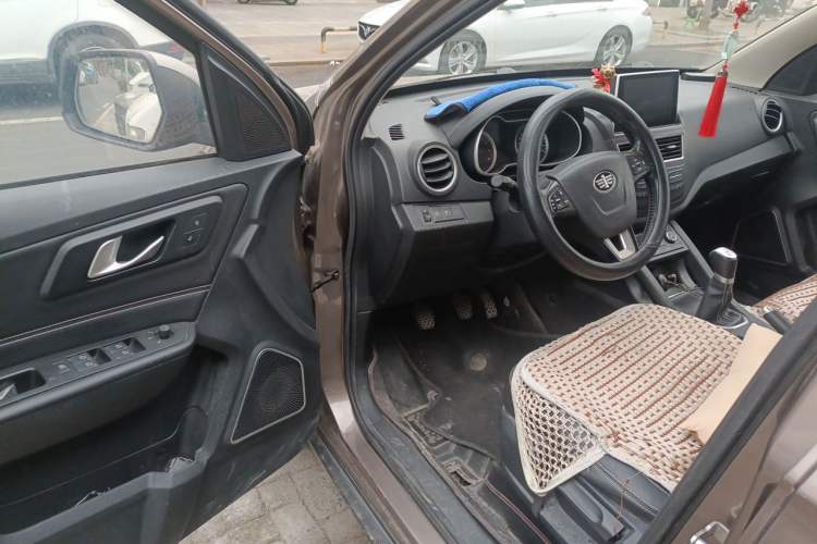 Used Bestune X40 2018 Internet Celebrity Edition 1.6L Manual Luxury Version Driver Seat