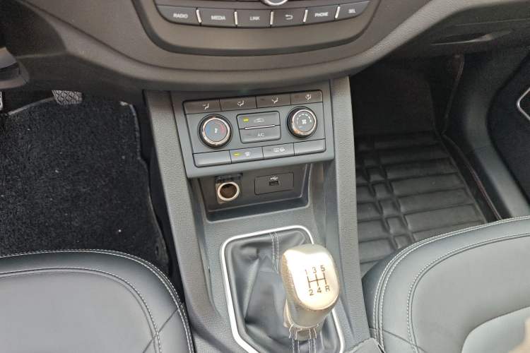 Used Bestune X40 2018 Internet Celebrity Edition 1.6L Manual Luxury Version Gear Lever