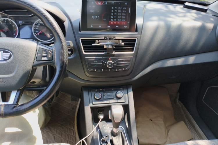 Used Bestune X40 2018 Internet Celebrity Edition 1.6L Automatic Luxury Version Audio And AC Panel