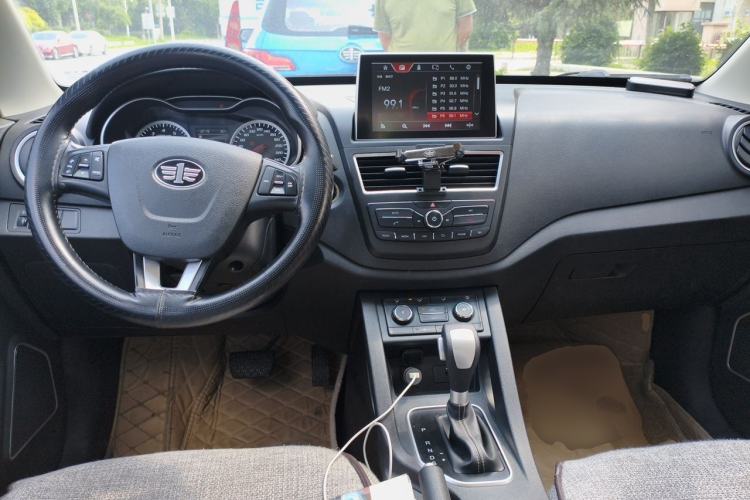 Used Bestune X40 2018 Internet Celebrity Edition 1.6L Automatic Luxury Version Center Console