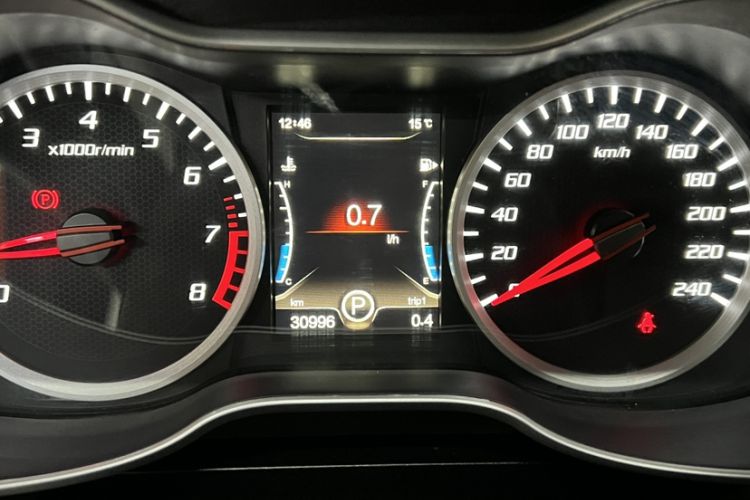 Used Bestune X40 2018 Internet Celebrity Edition 1.6L Automatic Connected Smart Cool Type Odometer Close Up