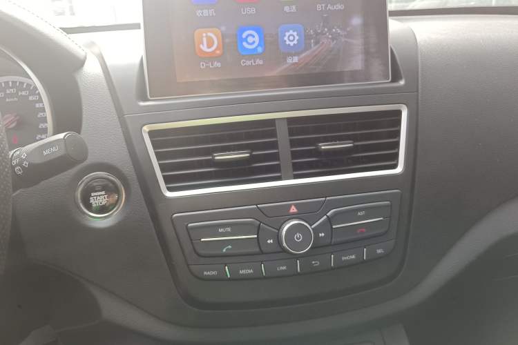 Used Bestune X40 2018 Internet Celebrity Edition 1.6L Automatic Luxury Version Audio And AC Panel