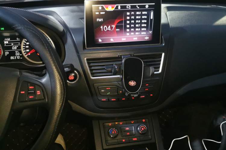 Used Bestune X40 2018 Internet Celebrity Edition 1.6L Automatic Luxury Version Audio And AC Panel