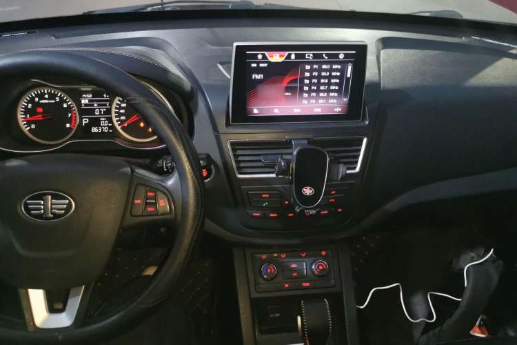 Used Bestune X40 2018 Internet Celebrity Edition 1.6L Automatic Luxury Version Center Console